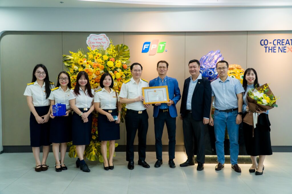 Leaders of both sides pose for a commemorative photo at the FPT IS - FPT Corporation office