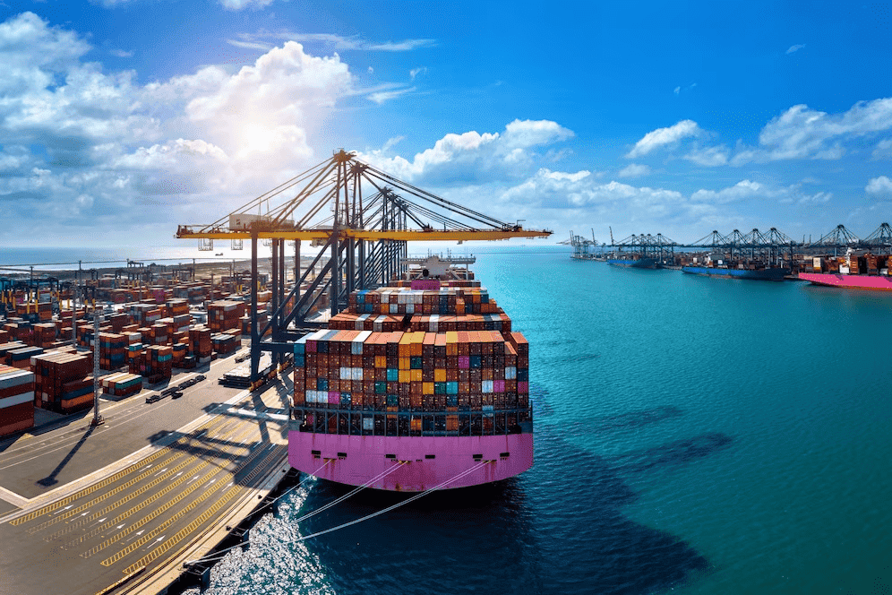 Logistics port with container ships and cargo, within the logistics invoicing scenarios analyzed under Decree 254 and Circular 91 for transport data, reconciliation, and e-invoicing