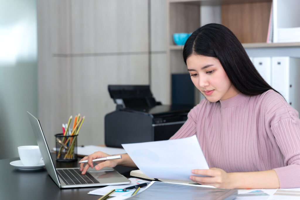 Business employee reviewing electronic invoice documents under Decree 254/2026/ND-CP