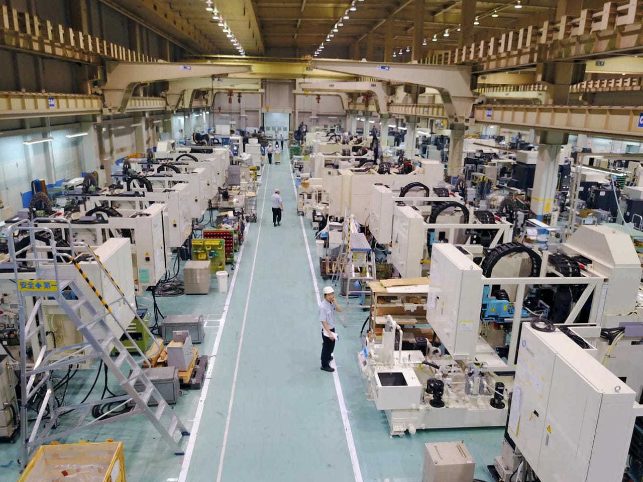 Overview of an industrial manufacturing facility featuring modern machinery and production lines, illustrating the impact of Decree 254 and Circular 91 on the manufacturing sector